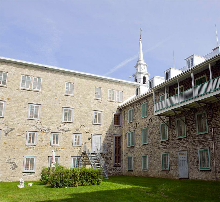 Cour intérieure du Monastère de l’Hôpital Général de Québec. Crédit photo : Daniel Abel
